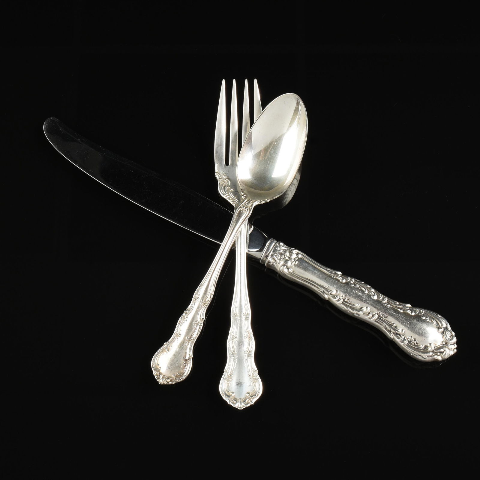 A GROUP OF TWENTY FOUR PIECES OF AMERICAN STERLING (1 of 5)