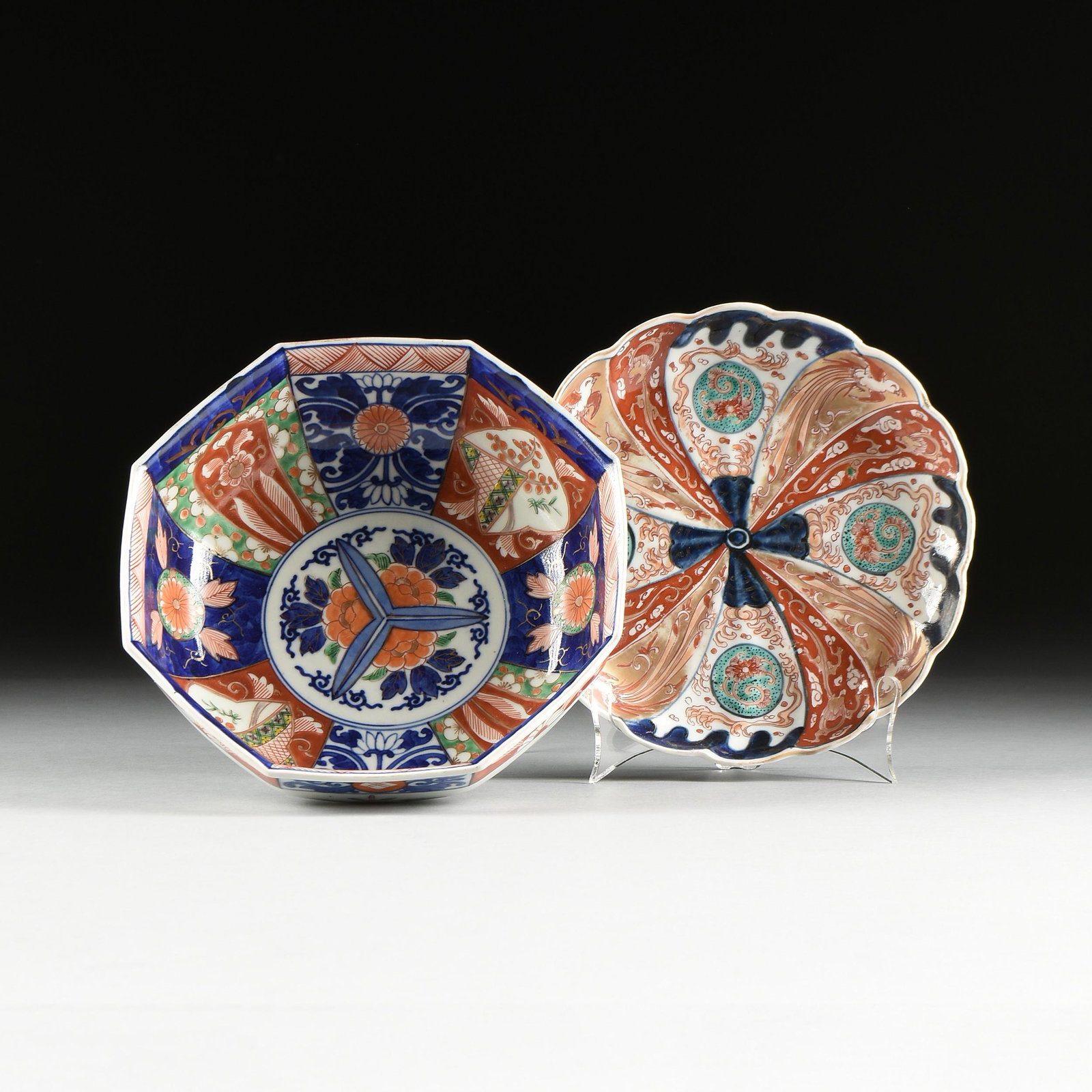 A GROUP OF TWO JAPANESE PARCEL GILT ENAMELED IMARI: A GROUP OF TWO JAPANESE PARCEL GILT ENAMELED IMARI PORCELAIN BOWL AND PLATE, ATTRIBUTED TO THE LATE MEIJI PERIOD (1868-1912), comprising a floriform plate centering a pearl within four swirling underg
