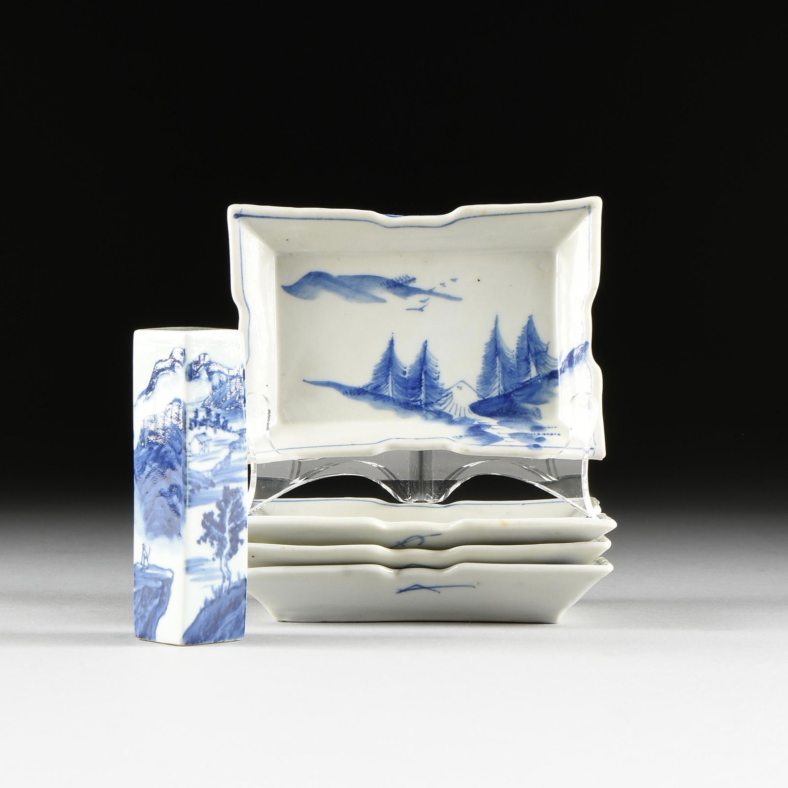 A GROUP OF FIVE JAPANESE BLUE AND WHITE PORCELAIN (1 of 12)