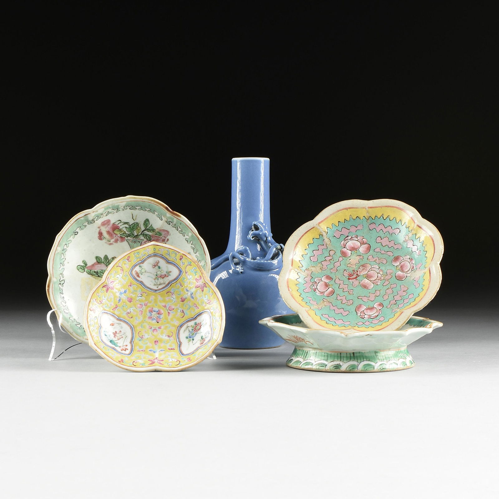 A GROUP OF FIVE CHINESE PORCELAIN AND STONEWARES, QING (1 of 15)