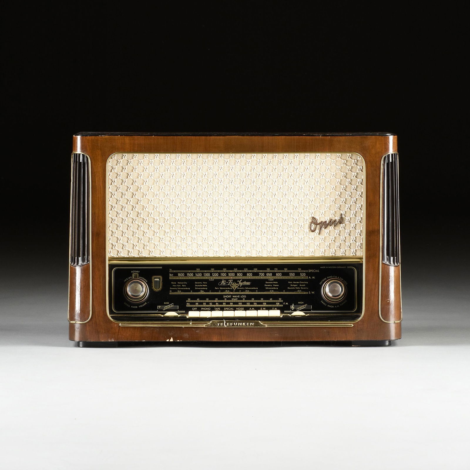 A VINTAGE TELEFUNKEN OPUS SEVEN TUBE SUPER HETERODYNE (1 of 10)