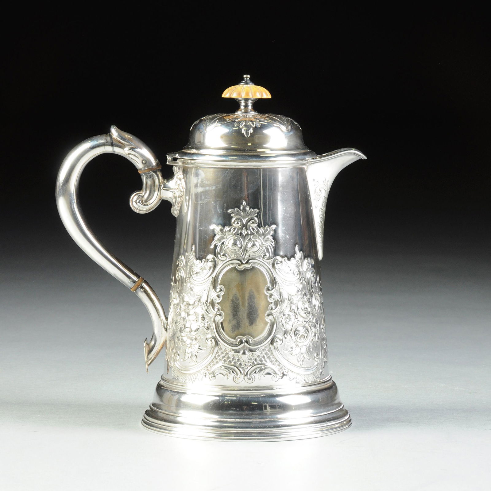 A BRITISH SILVER PLATED HOT WATER JUG WITH LID, (1 of 7)