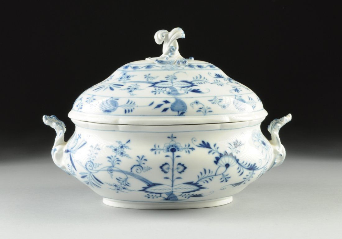 A LARGE MEISSEN BLUE ONION PATTERN TUREEN WITH LID,: A LARGE MEISSEN BLUE ONION PATTERN TUREEN WITH LID, BLUE CROSSED SWORDS, MARK ON GLAZED UNDERSIDE, 1850-1924, of shaped oval bombé form flanked by stylized leaf detailed handles and surmounted by a c