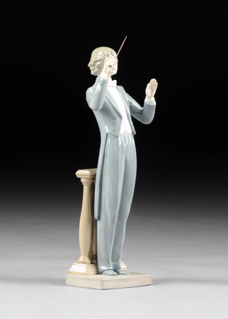 A LLADRO FIGURINE OF AN ORCHESTRA CONDUCTOR, SPAIN,