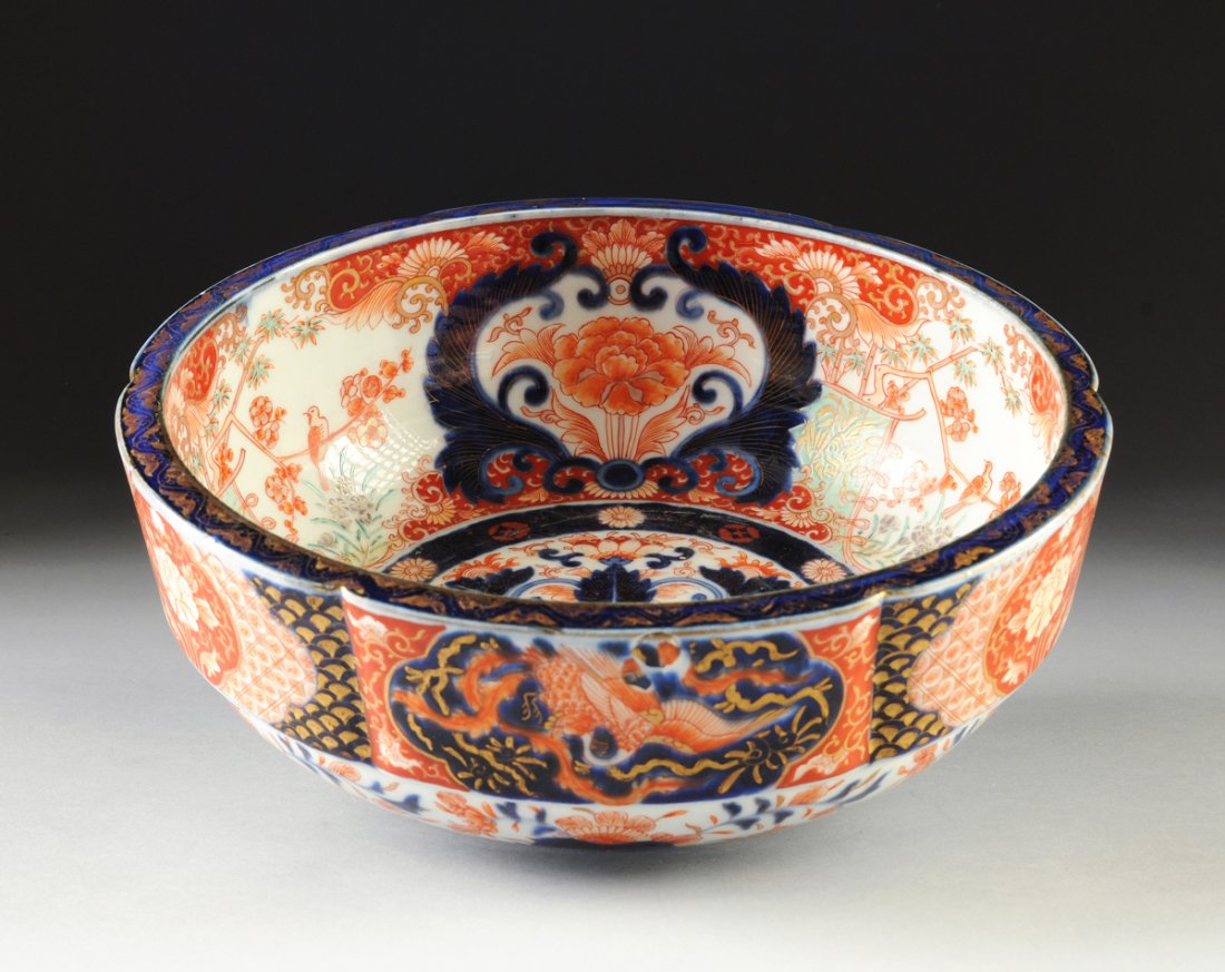 AN ANTIQUE PARCEL GILT AND POLYCHROME PAINTED IMARI: AN ANTIQUE PARCEL GILT AND POLYCHROME PAINTED IMARI BOWL, MEIJI PERIOD (1868-1912), thickly potted with a flat rim above a large gently lobed band and tapering circular body enclosing an interior of s
