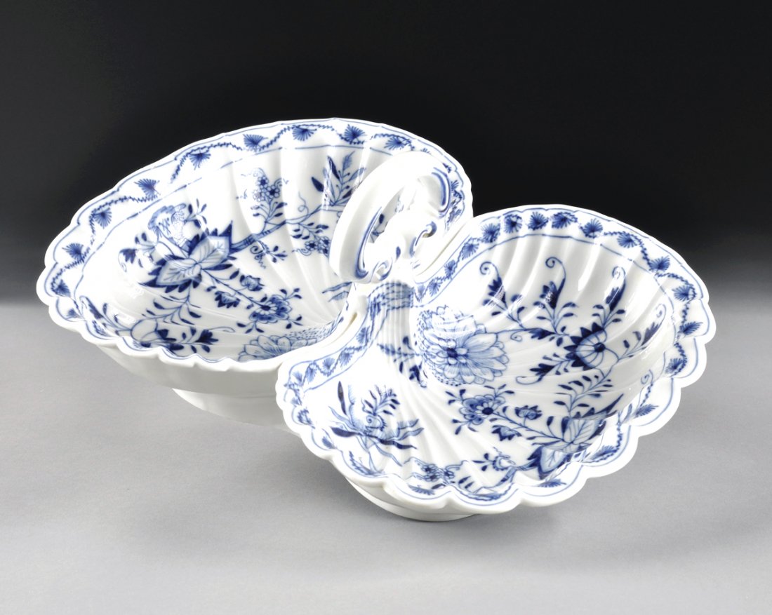 A MEISSEN BLUE ONION SWEETMEAT SHELL FORM DISH, BLUE: A MEISSEN BLUE ONION SWEETMEAT SHELL FORM DISH, BLUE CROSSED SWORDS AND PAINTER'S MARKS, PRESSENUMMER 40, INCISED W95, 19TH CENTURY, modeled as a double shell form dish centering an arched loop handle