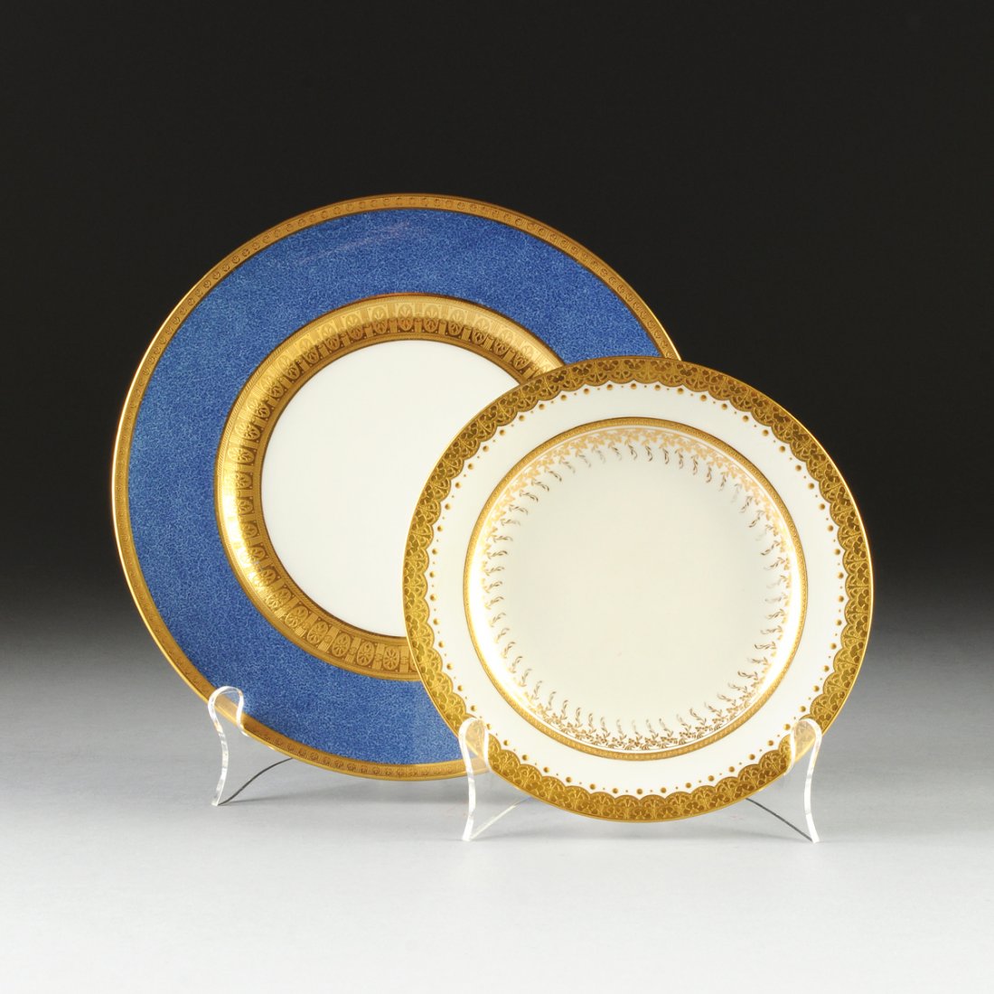 A SET OF TWELVE ROYAL DOULTON DINNER PLATES WITH FIVE: A SET OF TWELVE ROYAL DOULTON DINNER PLATES WITH FIVE MINTON DESSERT PLATES, IMPRESSED AND PRINTED MARKS, FIRST QUARTER 20TH CENTURY, the twelve Royal Doulton dinner plates, circa 1924, having a broad