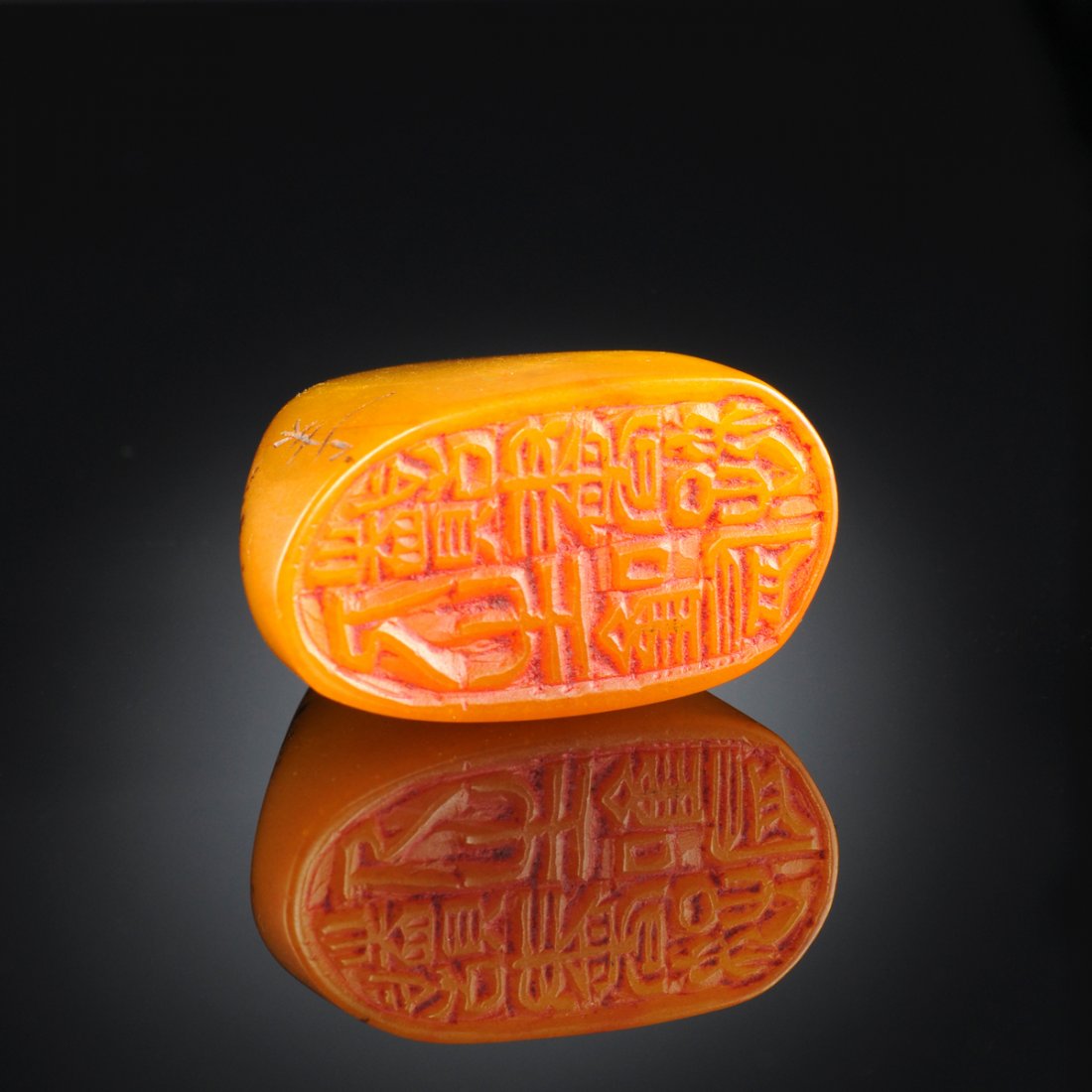 A CHINESE CARVED SHOUSHAN TIANHUANG "LITCHI" SOAPSTONE: A CHINESE CARVED SHOUSHAN TIANHUANG "LITCHI" SOAPSTONE SEAL, 20THE CENTURY, the tooth shaped seal in honey colored shoushan tianhuang soapstone with natural seaweed incrustations to the back spine, ca