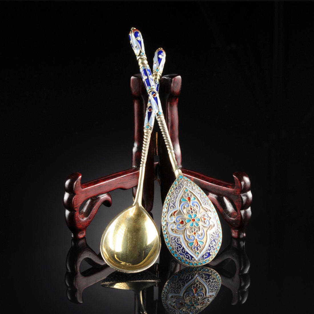 A PAIR OF GUSTAV KLINGERT RUSSIAN SILVER GILT AND: A PAIR OF GUSTAV KLINGERT RUSSIAN SILVER GILT AND CLOISONNÉ ENAMEL TEASPOONS, MOSCOW, CIRCA 1890-1896, each with twist stem and paneled geometric cloisonné enamel decoration on the terminal, the bac