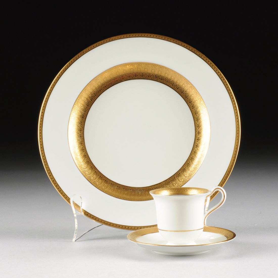 A MATCHED THIRTY FIVE PIECE WEDGWOOD PARCEL GILT BANDED (1 of 9)