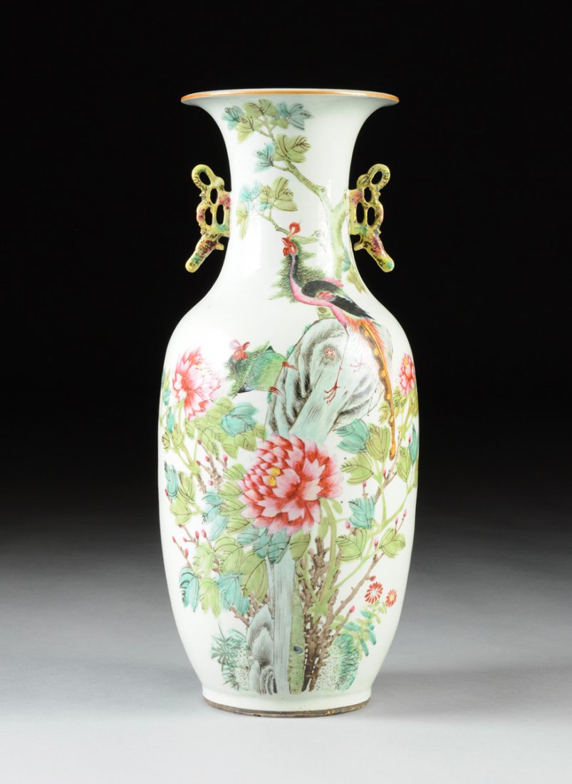 A LARGE VINTAGE CHINESE FAMILLE ROSE PORCELAIN VASE, (1 of 8)