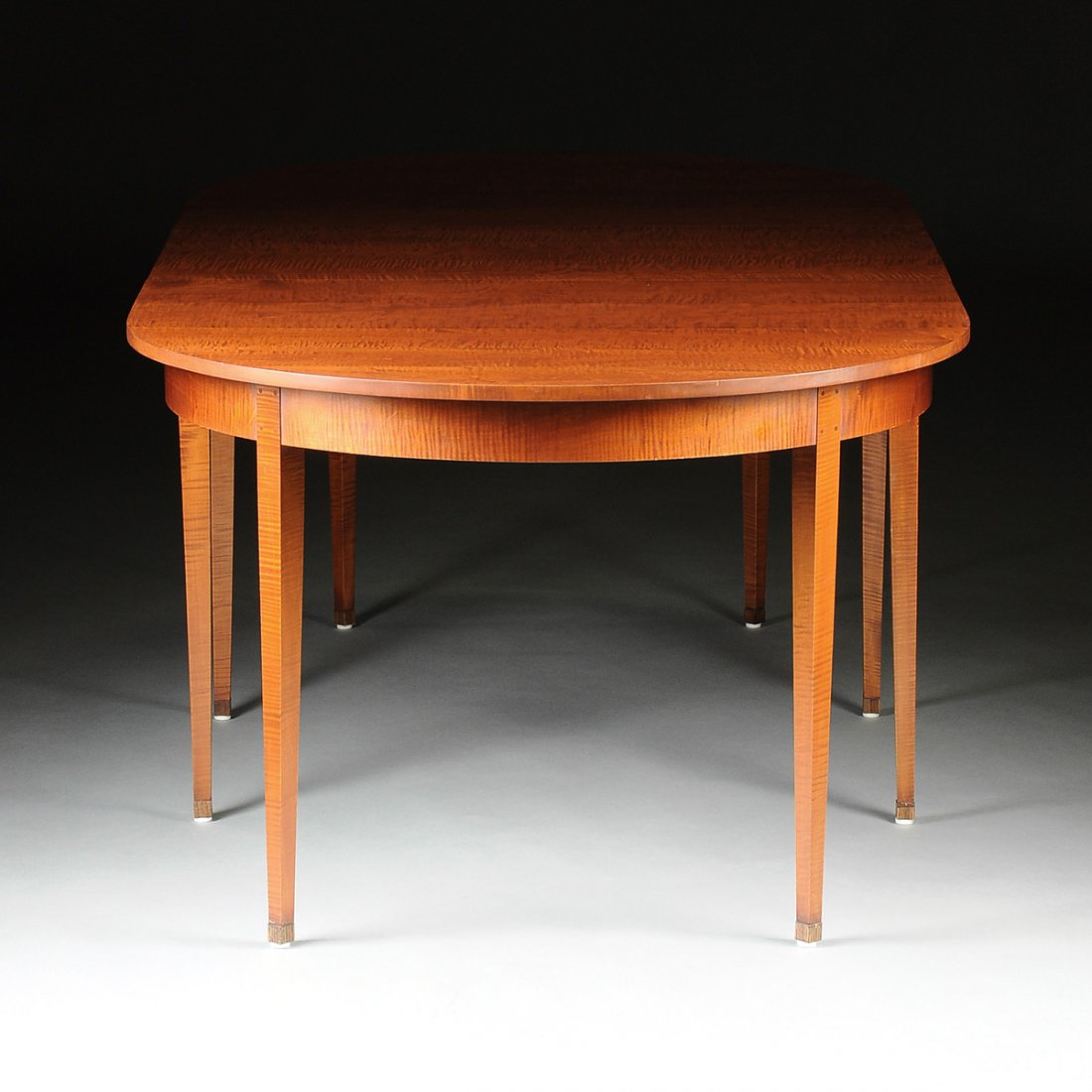 A FEDERAL STYLE TIGER MAPLE EXTENSION DINING TABLE, (1 of 10)