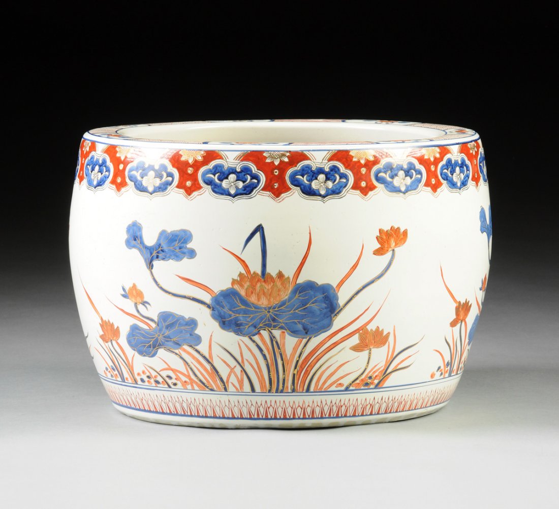 A JAPANESE IMARI POLYCHROME PAINTED EARTHENWARE (1 of 7)