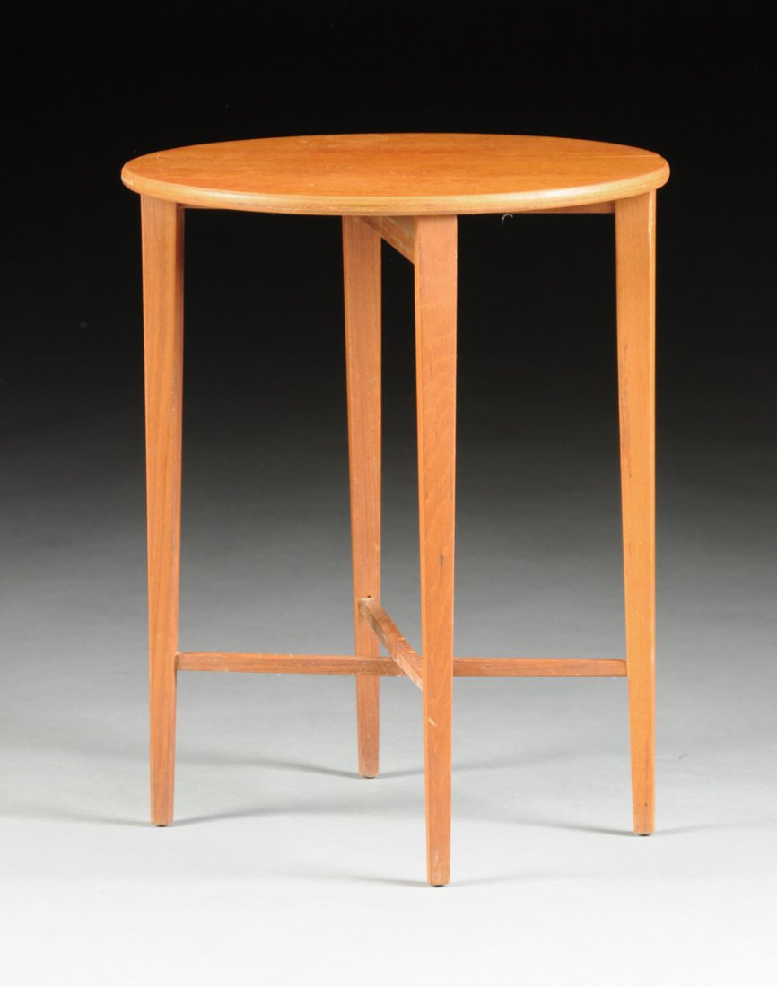 A SMALL TEAK COLLAPSIBLE SIDE TABLE, MODERN, (1 of 3)