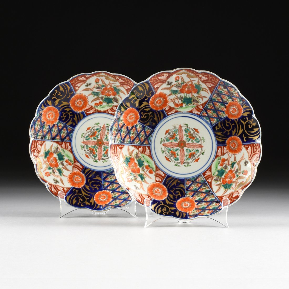 A PAIR OF JAPANESE IMARI PETAL RIMMED DISHES, MEIJI (1 of 8)