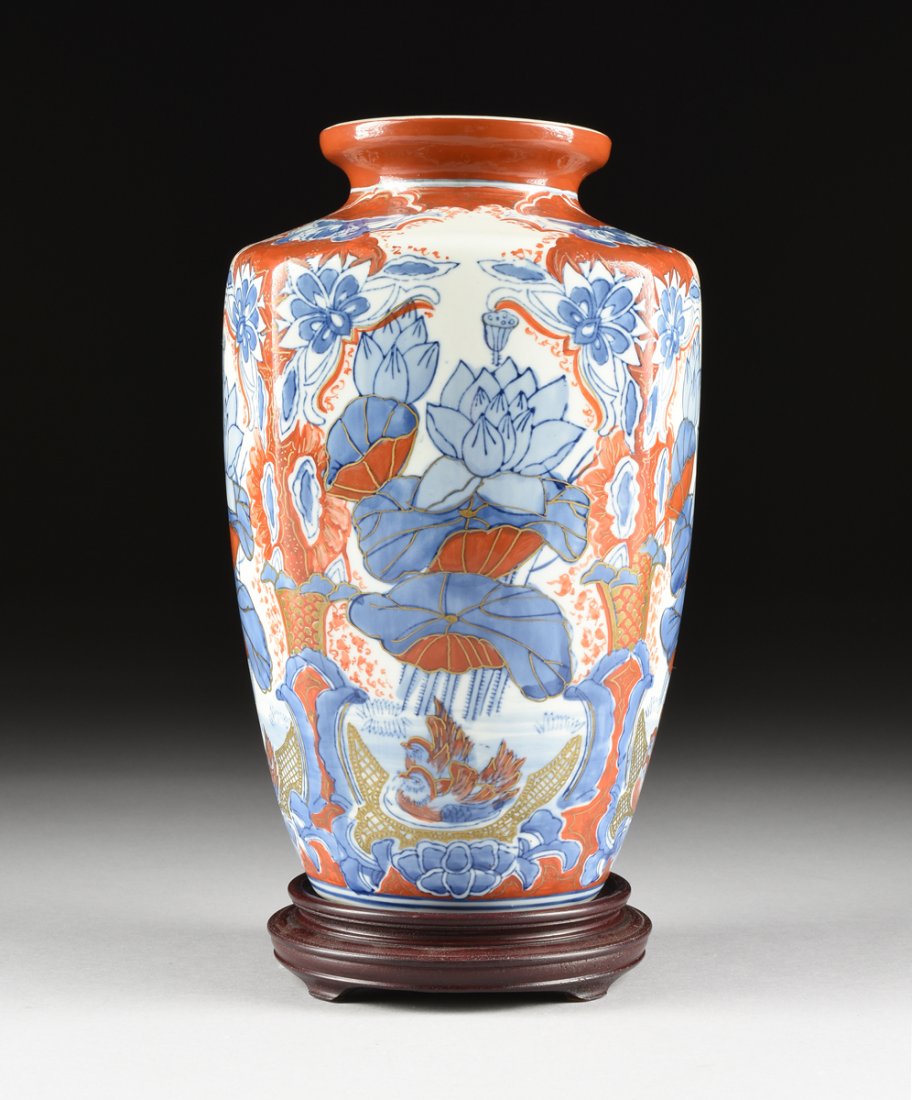 A CHINESE IMARI POLYCHROME PAINTED VASE, UNDERGLAZE (1 of 7)