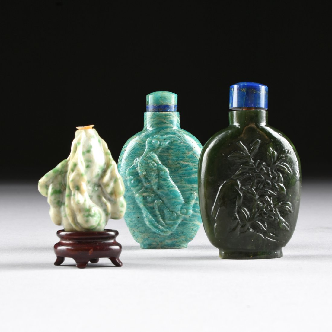 A GROUP OF THREE CHINESE VARIOUS JADES SNUFF BOTTLES, (1 of 9)