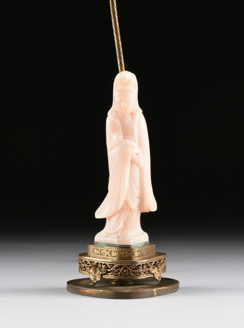 A VINTAGE CHINESE PALE PINK SOAPSTONE FIGURE OF GUANYIN (1 of 9)