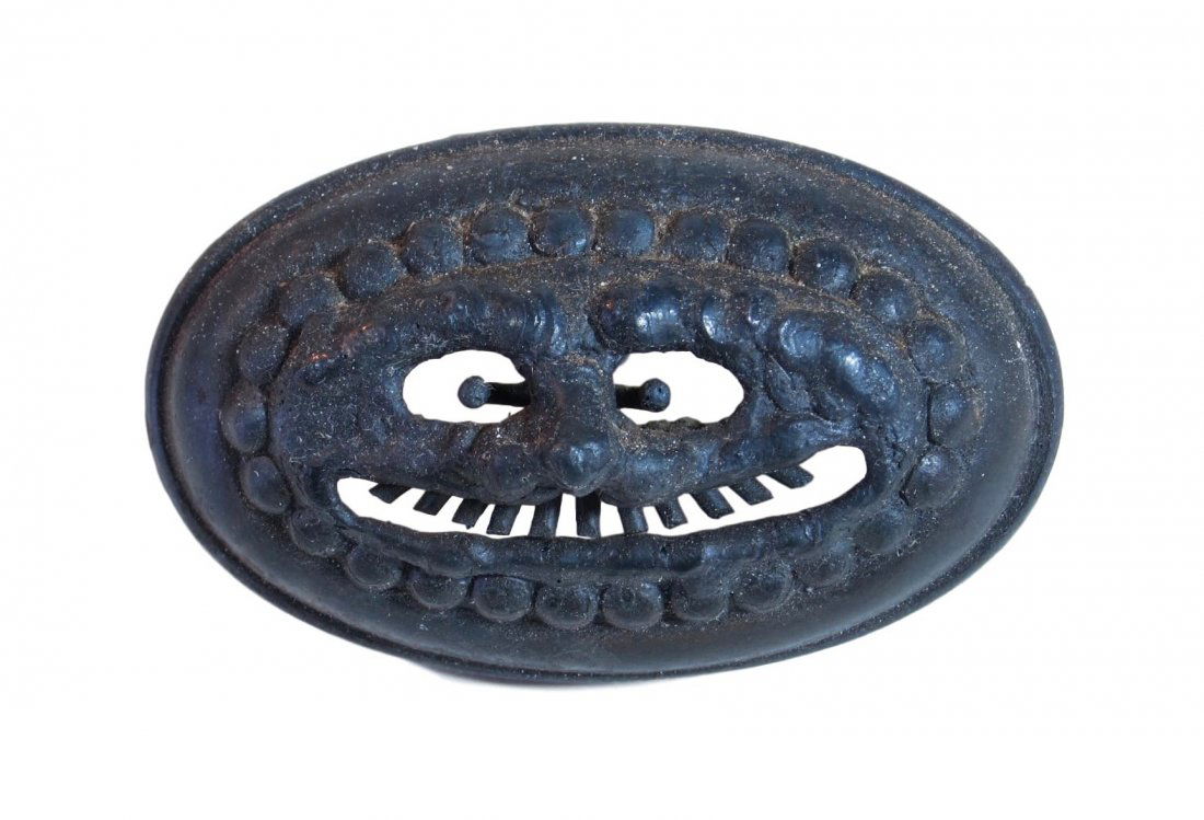 Robert Dhaemers, Face in a Knob (1 of 4)