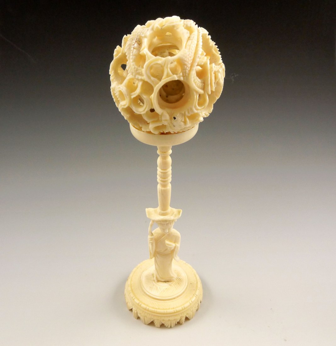 CHINESE IVORY CONCENTRIC BALL GROUP: CHINESE IVORY CONCENTRIC BALL GROUP(Diameter: 1.58\'\'). H:5.75\", Weight: 46.99 g.