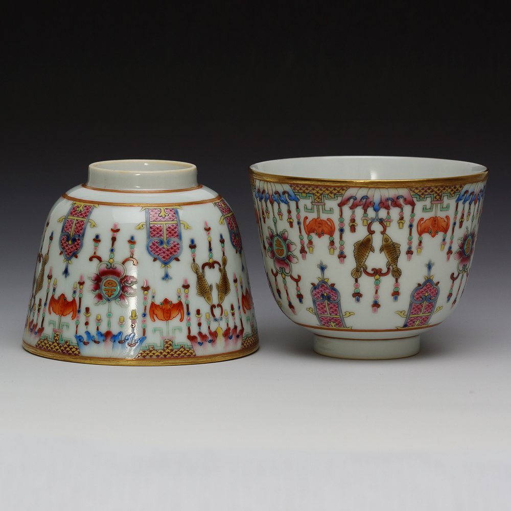VINTAGE CHINESE FAMILLE ROSE QIANLONG MARK CUPS: Pair of vintage Chinese famille rose cups, finely enameled the exterior with fishes and bats, auspicious objects in traditional Chinese culture. Fish & bat painted on the bowl, means lucky and wealth.