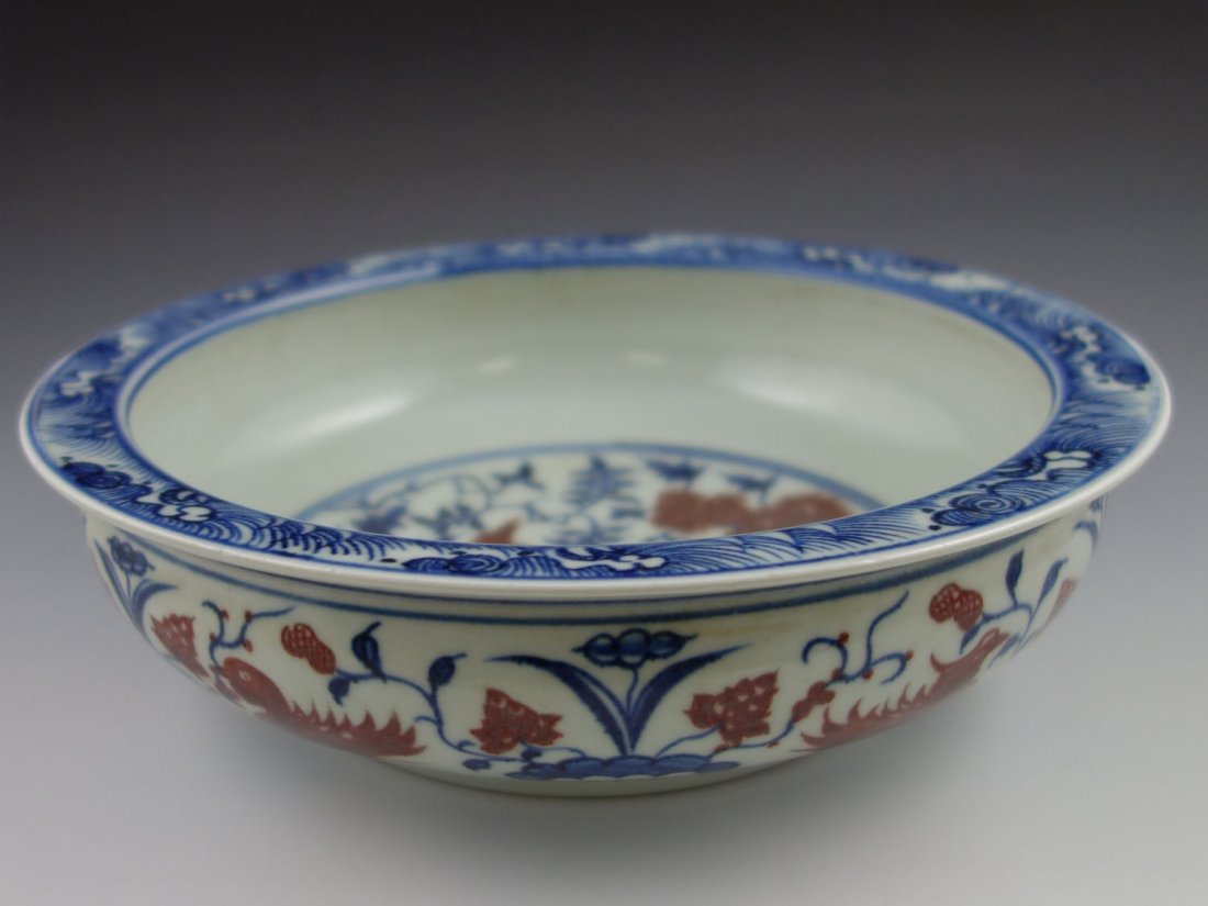 VINTAGE CHINESE BLUE AND WHITE BRUSH WASHER: VINTAGE CHINESE BLUE AND WHITE BRUSH WASHER :Diameter 9" Height 2.75"