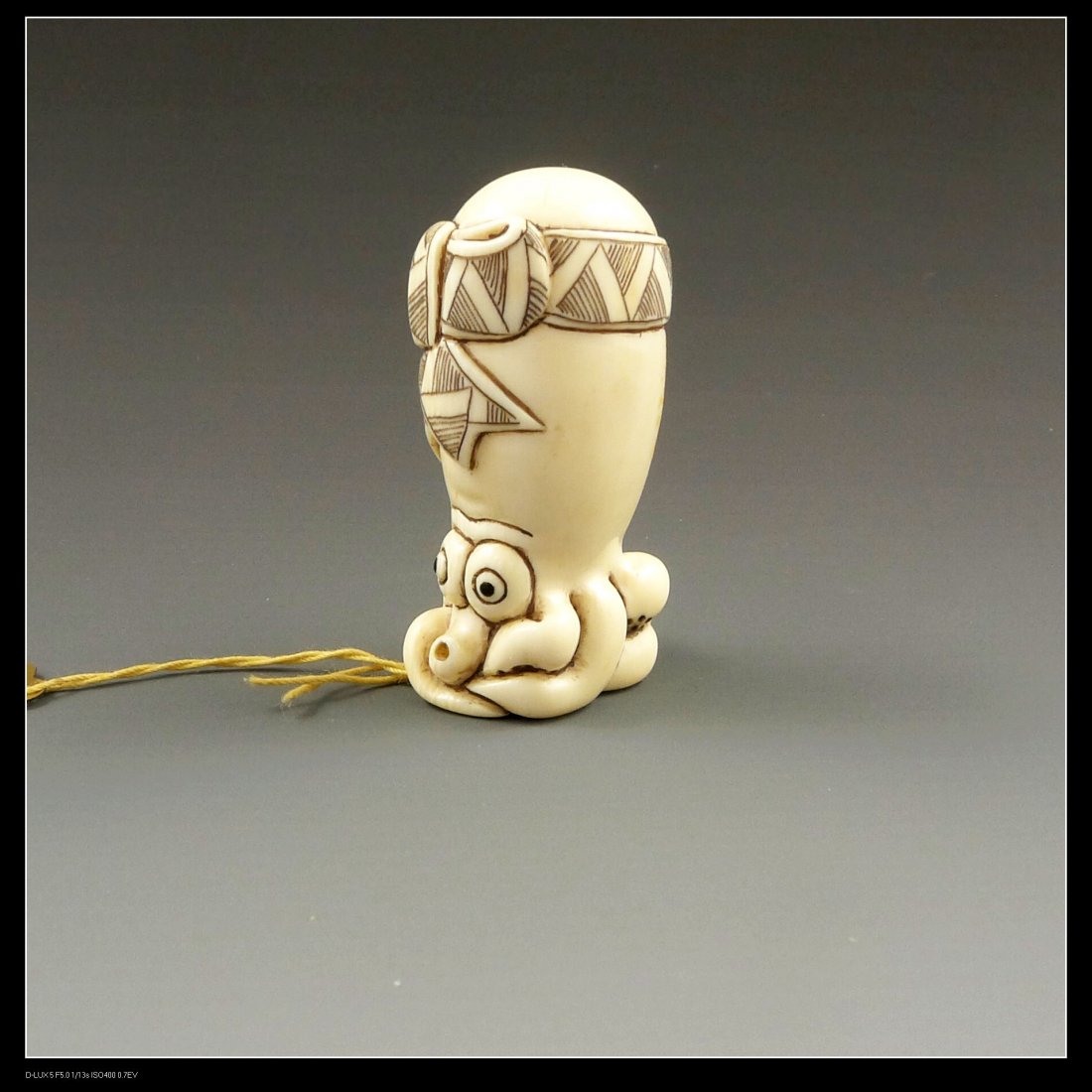 VINTAGE JAPANESE IVORY NETSUKE: Japanese Ivory Netsuke, finely carved to depict squid. Size: 50mm. H