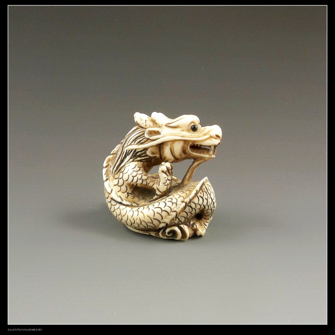 VINTAGE JAPANESE IVORY NETSUKE: Japanese Ivory Netsuke, finely carved dragon design. Size: 38mm.H