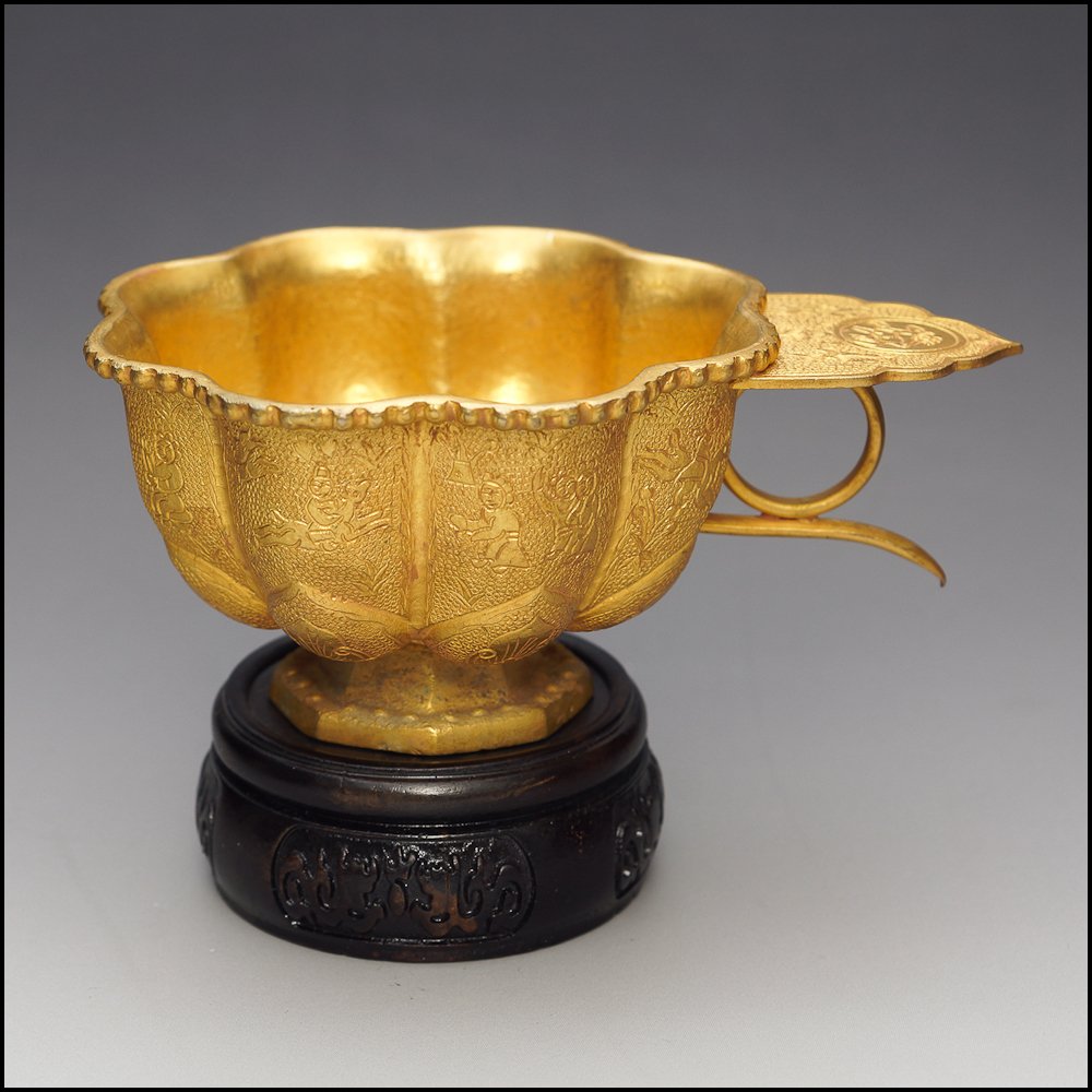 Chinese Beautiful Rare Gilt Engraving Cup: Chinese Beautiful Rare Gilt Engraving Cup;H:1.89".D:3.18".177g.