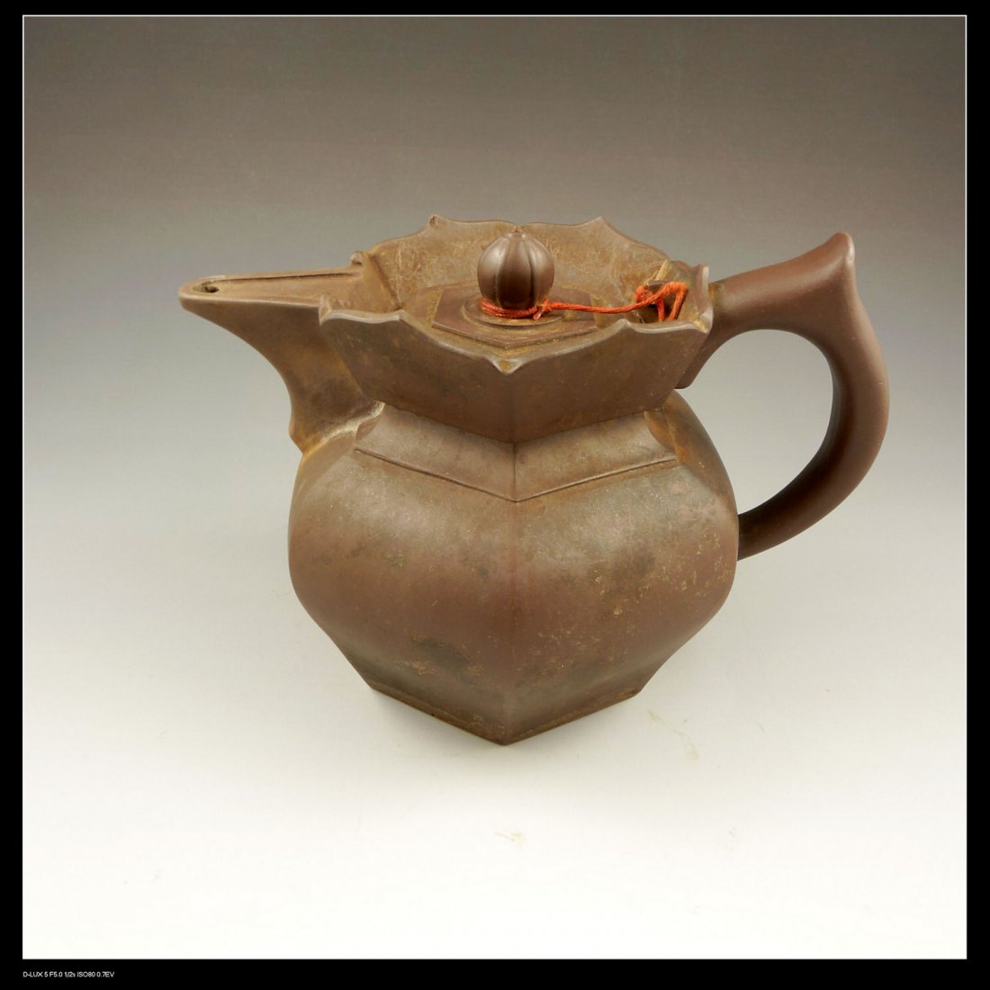 Vintage Chinese Teapot: 中國紫砂茶壺 Vintage Chinese Teapot Yixing Clay Teapot hand made yixing zisha clay. Width: 7"; Height: 5".