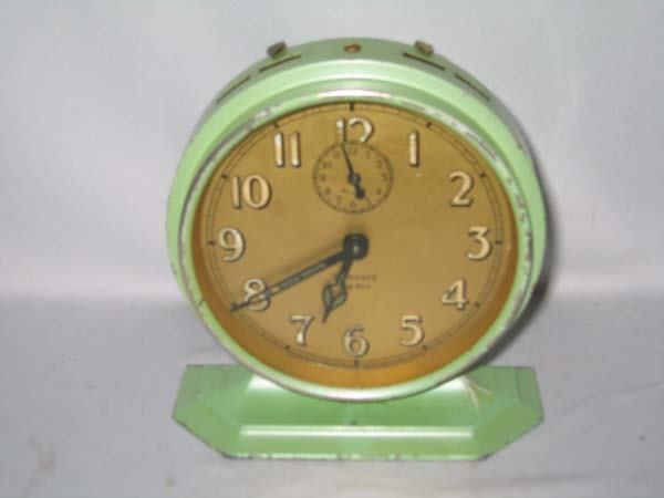 BIG BEN, WESTCLOX ALARM CLOCK: BIG BEN, WESTCLOX ALARM CLOCK. ORIG. GREEN COLOR. SETTING AT TOP FOR "STEADY-REPEAT" AND "SILENT-ALARM". MINOR PAINT WEAR. GC