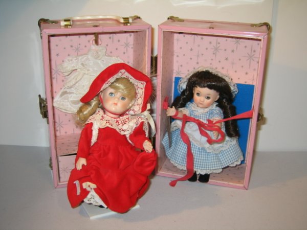 2 GINNY "VOGUE" DOLLS IN DOLL SUITCASE