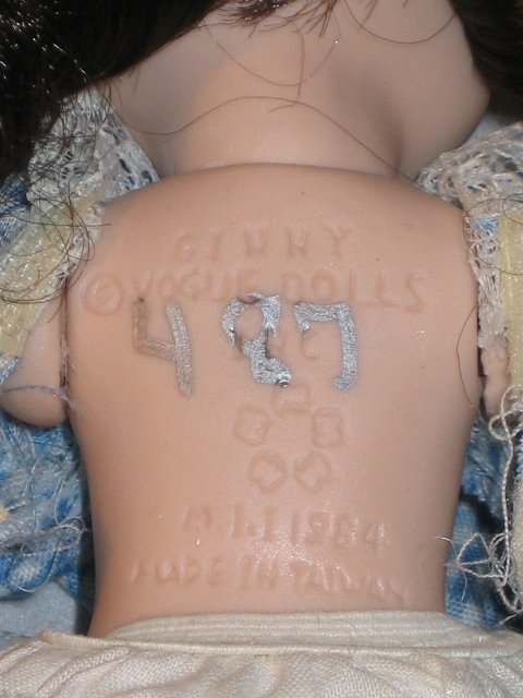 2 GINNY "VOGUE" DOLLS IN DOLL SUITCASE - 4