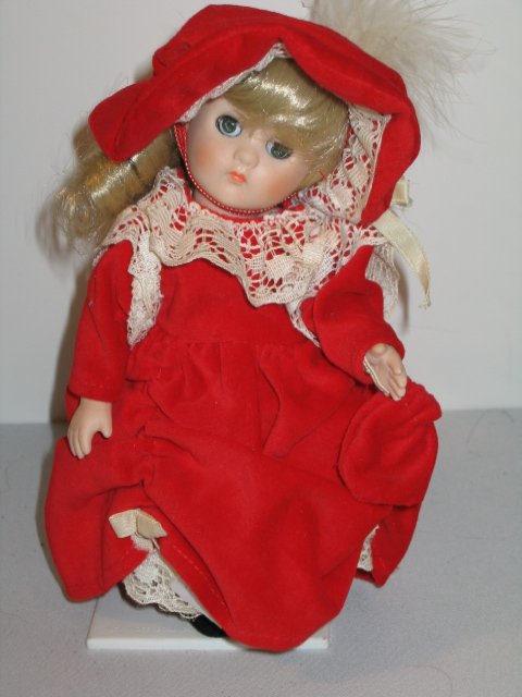 2 GINNY "VOGUE" DOLLS IN DOLL SUITCASE - 8