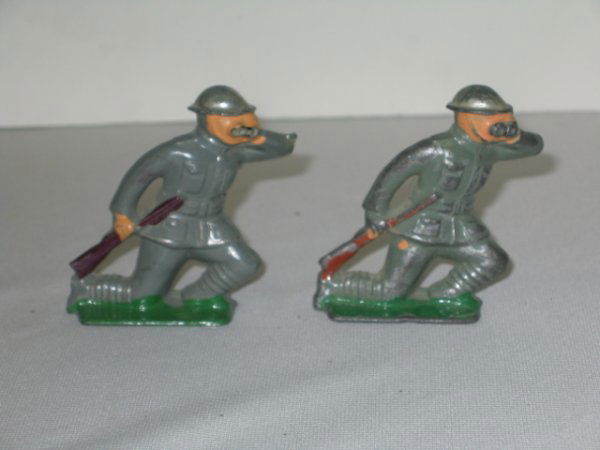 AMERICAN METAL (AKA JONES) LEAD TOY SOLDIER: AMERICAN METAL (AKA JONES) LEAD TOY SOLDIER, 2 TOTAL. TWO OBSERVERS IN GREY, AM4. ONE HAS MORE PAINT WEAR THEN THE OTHER. SEE IMAGES FOR CONDITION.
