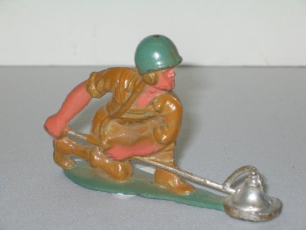 MANOIL LEAD TOY SOLDIERS, 3 TOTALS - 7