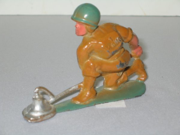 MANOIL LEAD TOY SOLDIERS, 3 TOTALS - 8