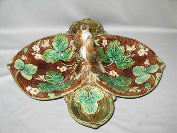 MAJOLICA CHIP DISH W/ROBBINS, STRAWBERRY VINES
