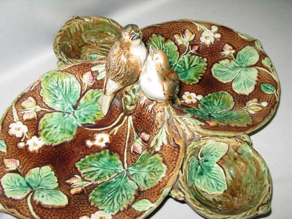 MAJOLICA CHIP DISH W/ROBBINS, STRAWBERRY VINES - 2