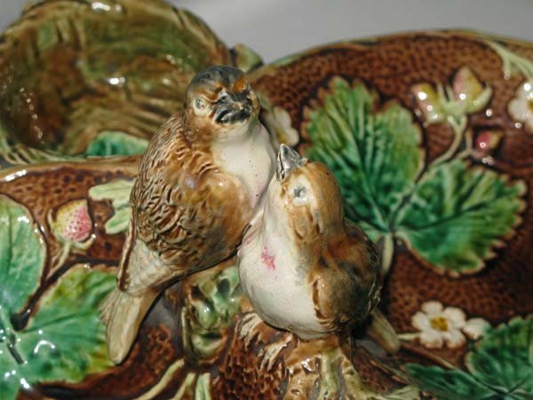 MAJOLICA CHIP DISH W/ROBBINS, STRAWBERRY VINES - 3