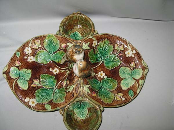 MAJOLICA CHIP DISH W/ROBBINS, STRAWBERRY VINES - 4