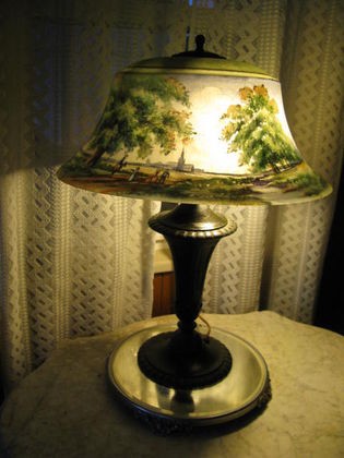 PAIRPOINT LAMP, REVERSE PTD. COUNTRY SCENE: PAIRPOINT LAMP, REVERSE PTD. COUNTRY SCENE. DEPICTS PEOPLE WALKING ON A COUNTRY ROAD TOWARD VILLAGE. MARKED PAIRPOINT ON BASE. VGC