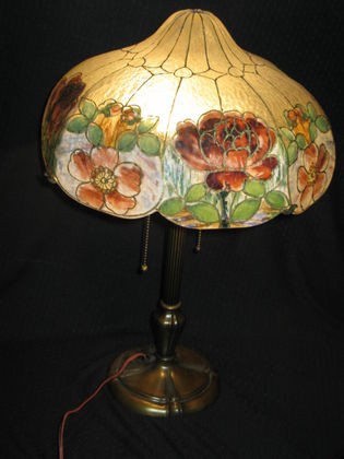 PAIRPOINT LAMP, MURANO SHADE, REVERSE PTD. ROSES: PAIRPOINT LAMP, MURANO SHADE, CLOSED TOP, REVERSE PTD. ROSES. MARKED PAIRPOINT ON BASE. SHADE NOT MARKED.