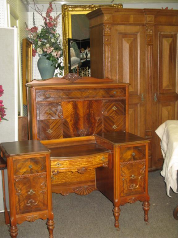 6 PC ELEGANT DEPRESSION ERA BEDROOM SET: 6 PC. ELEGANT DEPRESSION ERA BEDROOM SET. DRESSER, CHEST, DRESSING TABLE, DBL. BED, 2 MIRRORS. LOVELY CROTCH VENEERS. VGC