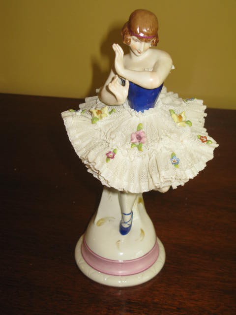 CAPODIMONTE BALLERINA: CAPODIMONTE BALLERINA. FINE PORCELAIN FIGURE WITH FINELY DETAILED SKIRT. MARKED "N" CAPODIMONTE MARK. GC