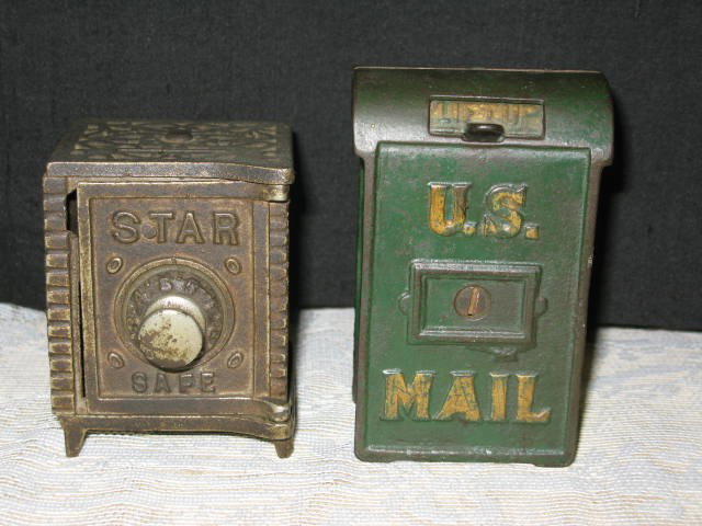 PUZZLE TRY ME & "STANDING MAILBOX", BANKS: (2) STILL BANKS. (1) "PUZZLE TRY ME", MARKED STAR SAFE, CAST IRON, APP. 3", DENT TO CORNER OF SAFE. TIN SIDES. (2) "STANDING MAILBOX" BANK, SMALL GREEN, APP. 3 3/4" x 1 7/8" x 1 1/2". HUBLEY US, 1928.