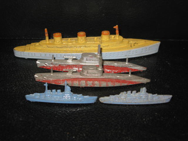 (5) TOOSITE TOY SHIPS & SUBMARINES: (5) TOOSTIE TOY SHIPS & SUBMARINES. 3 BATTLE SHIPS, 2 SUBMARINES. GOOD CONDITION.