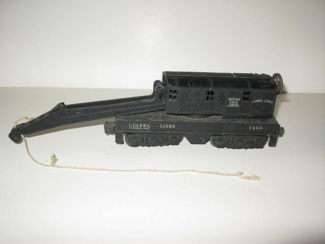 LIONEL #2460 BUCYRUS ERIE CRANE: LIONEL #2460 BUCYRUS ERIE CRANE, 12-WHEEL, BLACK CAB, CRACK ON CRANE, SEE IMAGES FOR DETAILS.