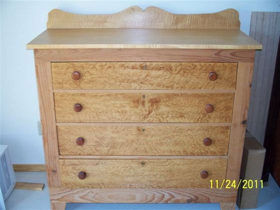 TIGER MAPLE CHEST OF DRAWERS: TIGER MAPLE CHEST OF DRAWERS. DRAWERS ARE SOLID TIGER MAPLE. TOP IS HARD ROCK MAPLE WITH TIGER STRIPES. FRAME APPEARS TO BE OAK. THIS IS A VERY SOLID QUALITY PIECE OF FURNITURE. GC