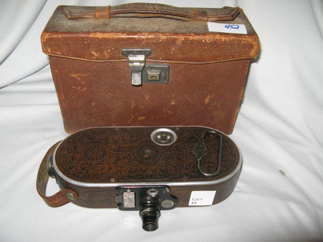 BELL & HOWELL VINTAGE AUTO CINE CAMERA #75 W/CASE: BELL & HOWELL VINTAGE AUTO CINE CAMERA #75 W/CASE. GC